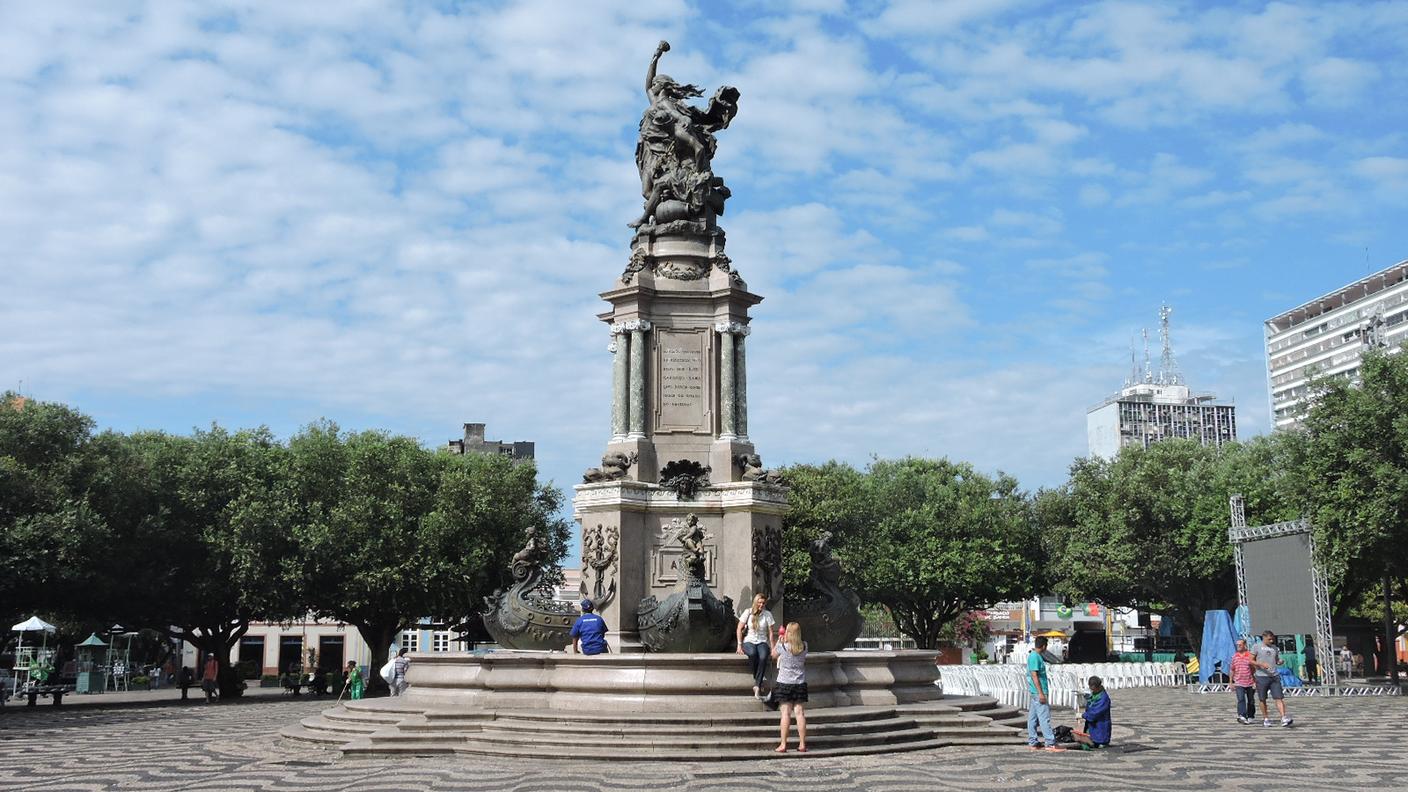 La piazza su cui si affaccia il Teatro Amazonas
