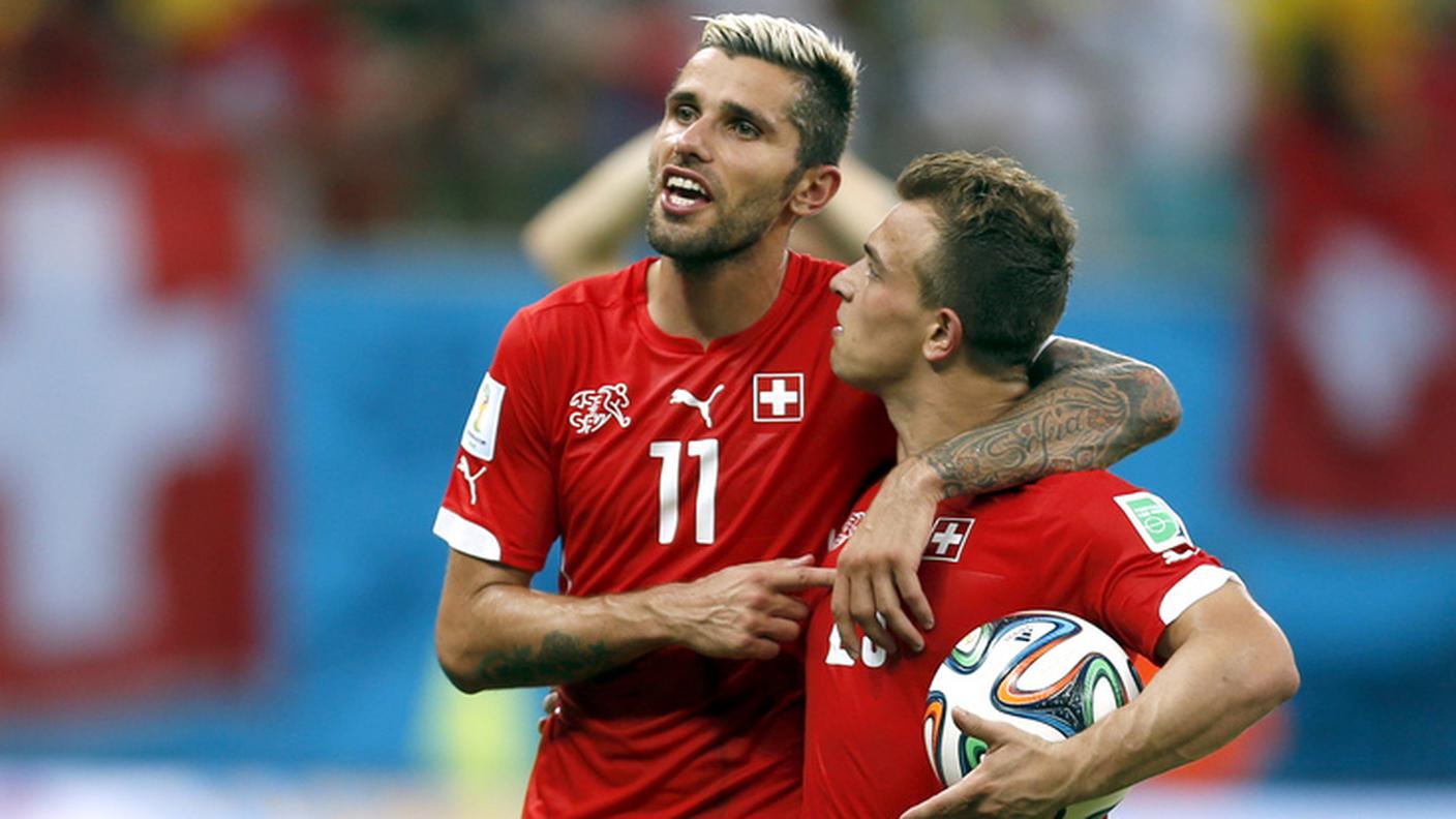 Shaqiri riceve i complimenti di Behrami e se ne va con il suo trofeo