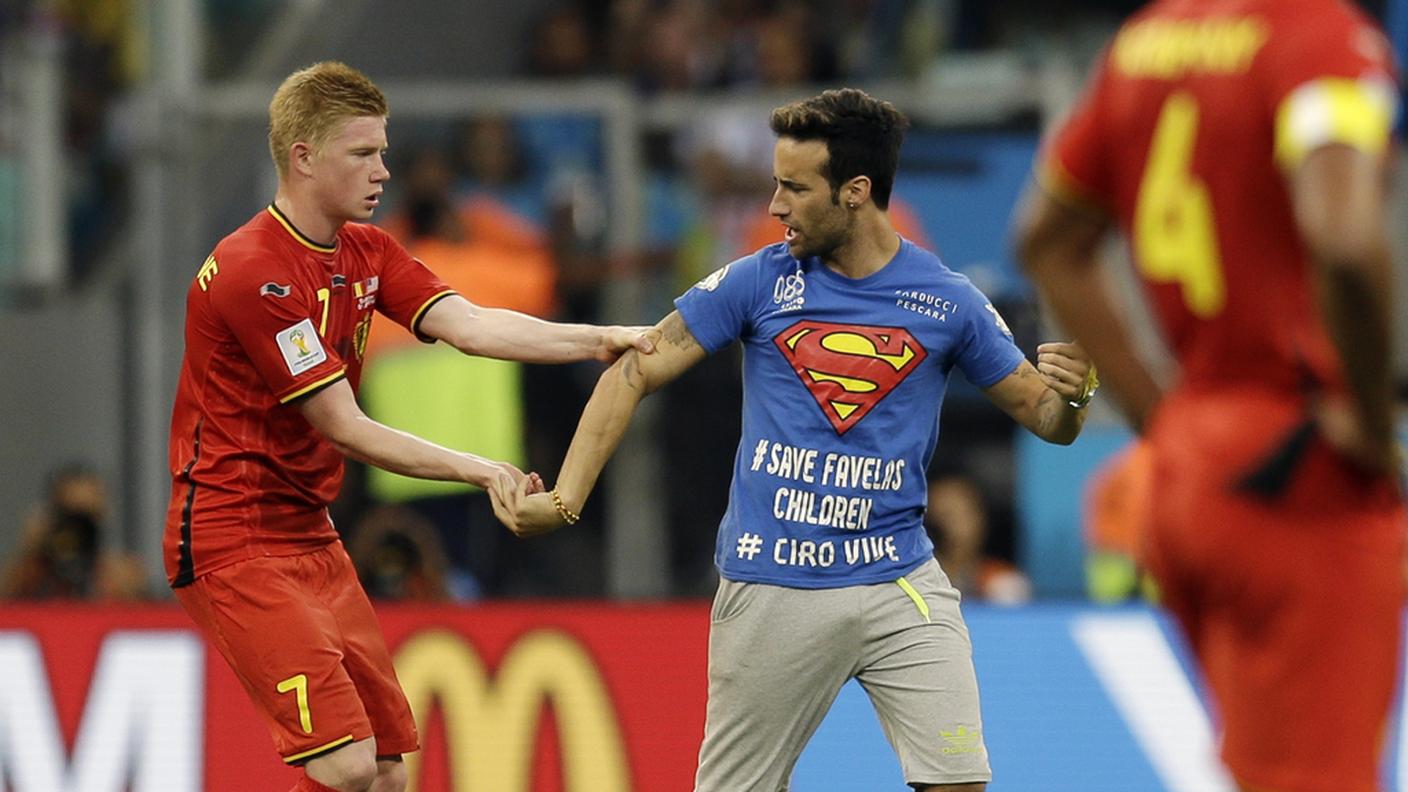 De Bruyne trattiene l'invasore