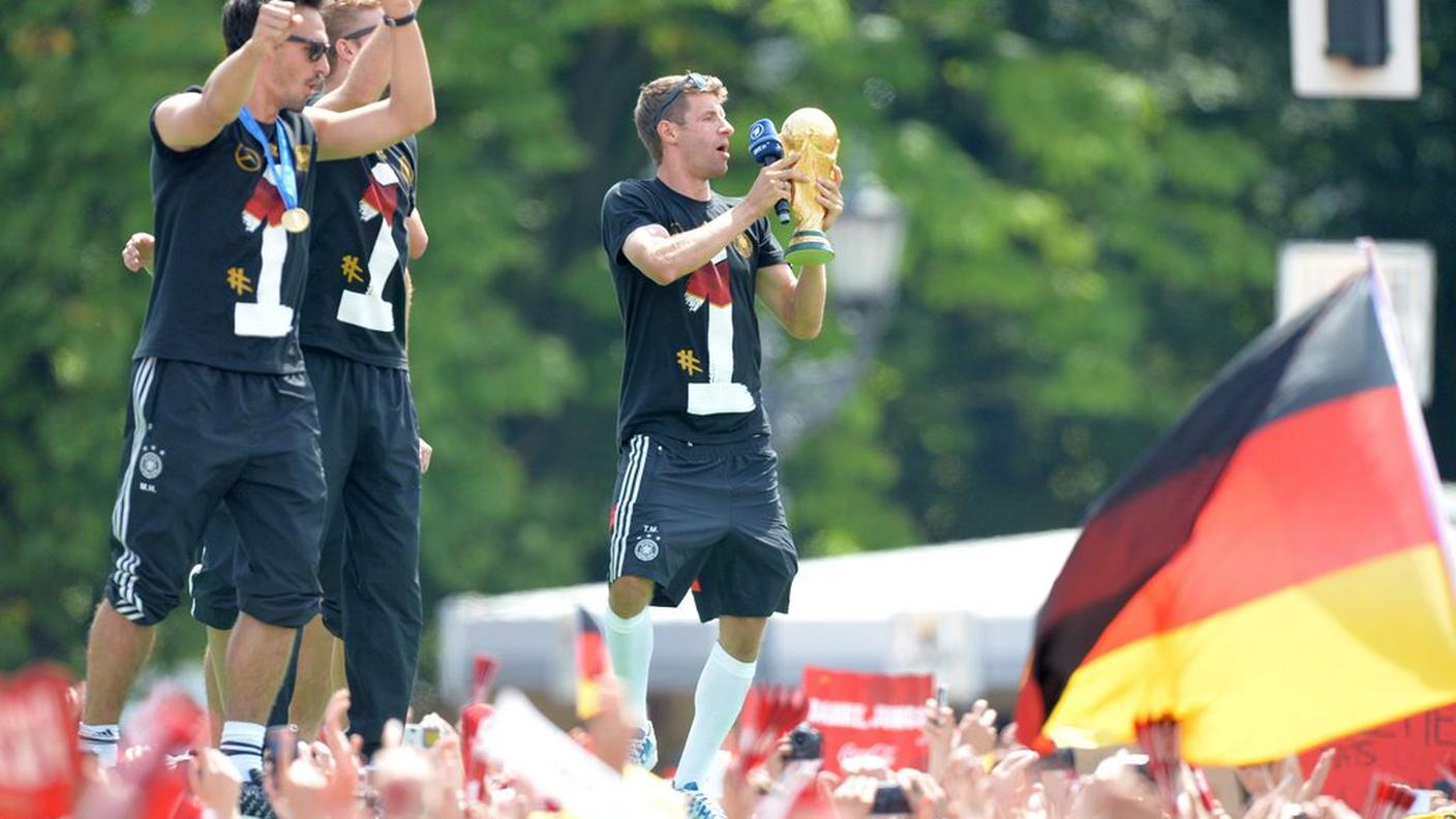 Müller con la Coppa del Mondo