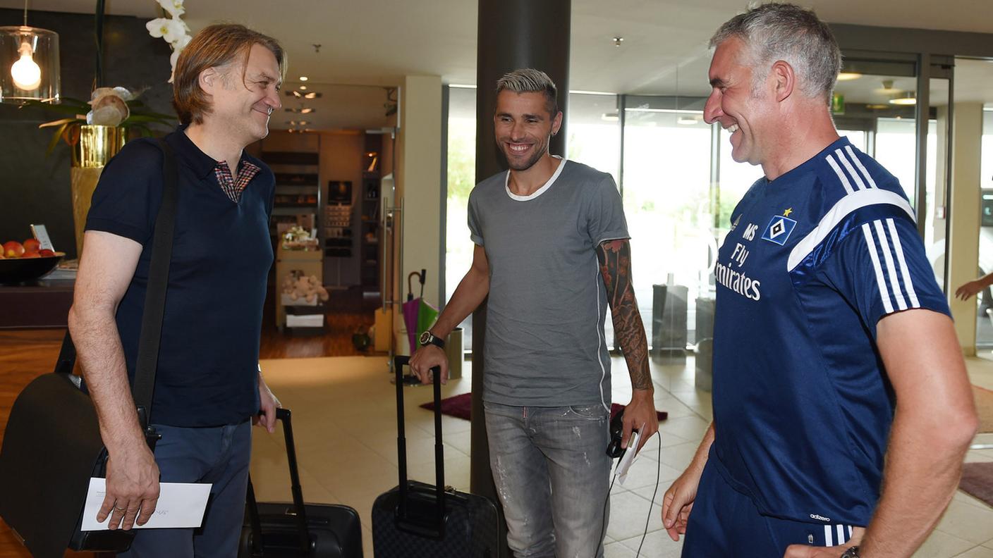 Behrami con l'AD Beiersdorfer e il nuovo allenatore Slomka