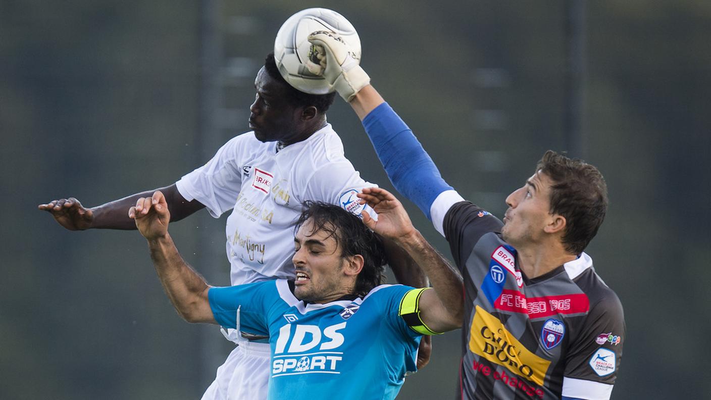 Lotta a tre per il pallone