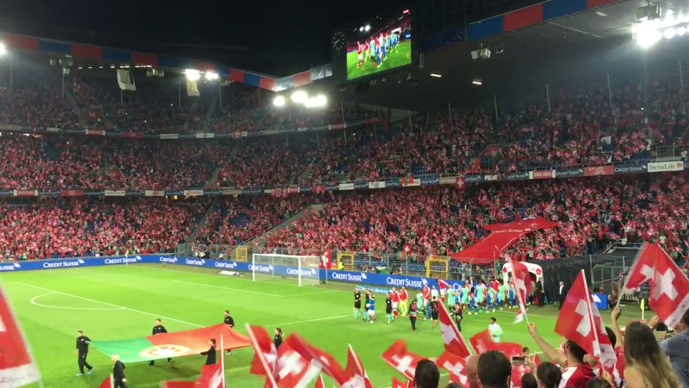 Russia 2018, l'entrata in campo di Svizzera e Portogallo dalla tribuna (07.08.2016)