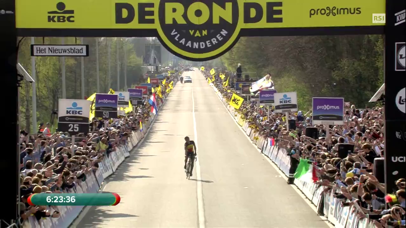 Giro delle Fiandre, Philippe Gilbert taglia il traguardo a piedi (02.04.2017)