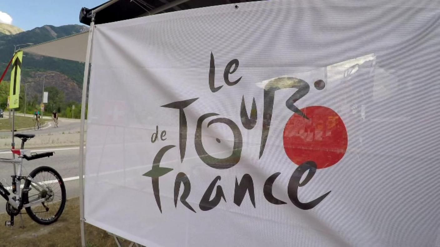 Bandiere, camper e tanti colori sulle strade