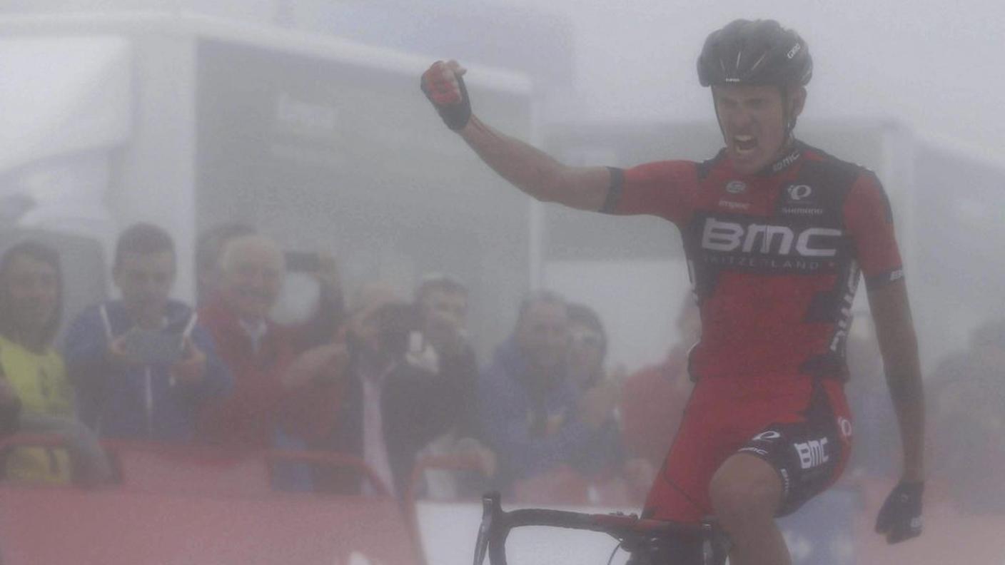 Il vincitore avvolto dalla nebbia al traguardo