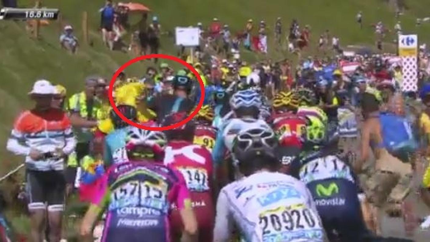 Il momento del colpo al tifoso