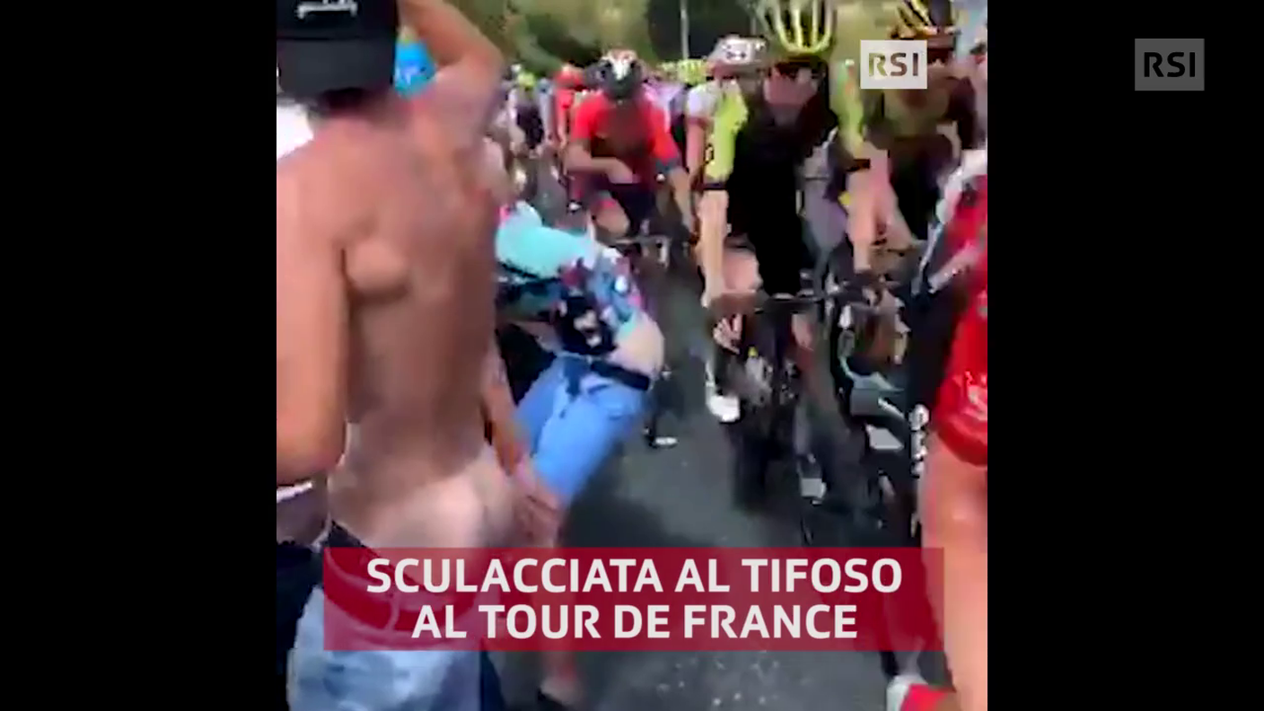 Tour de France, la sculacciata del ciclista al tifoso (16.07.2019)