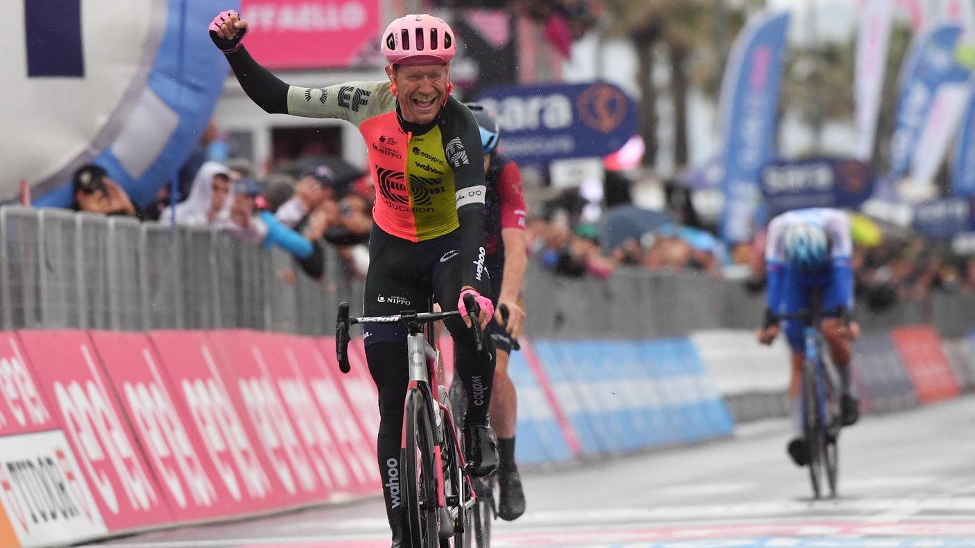 La gioia del ciclista della EF Education-Easy Post