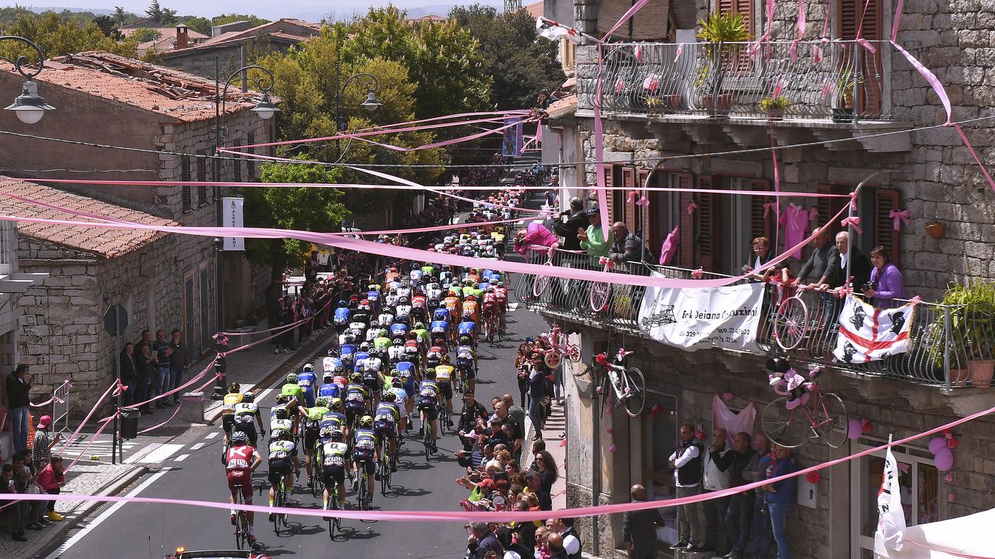 La Sardegna avvolge la corsa