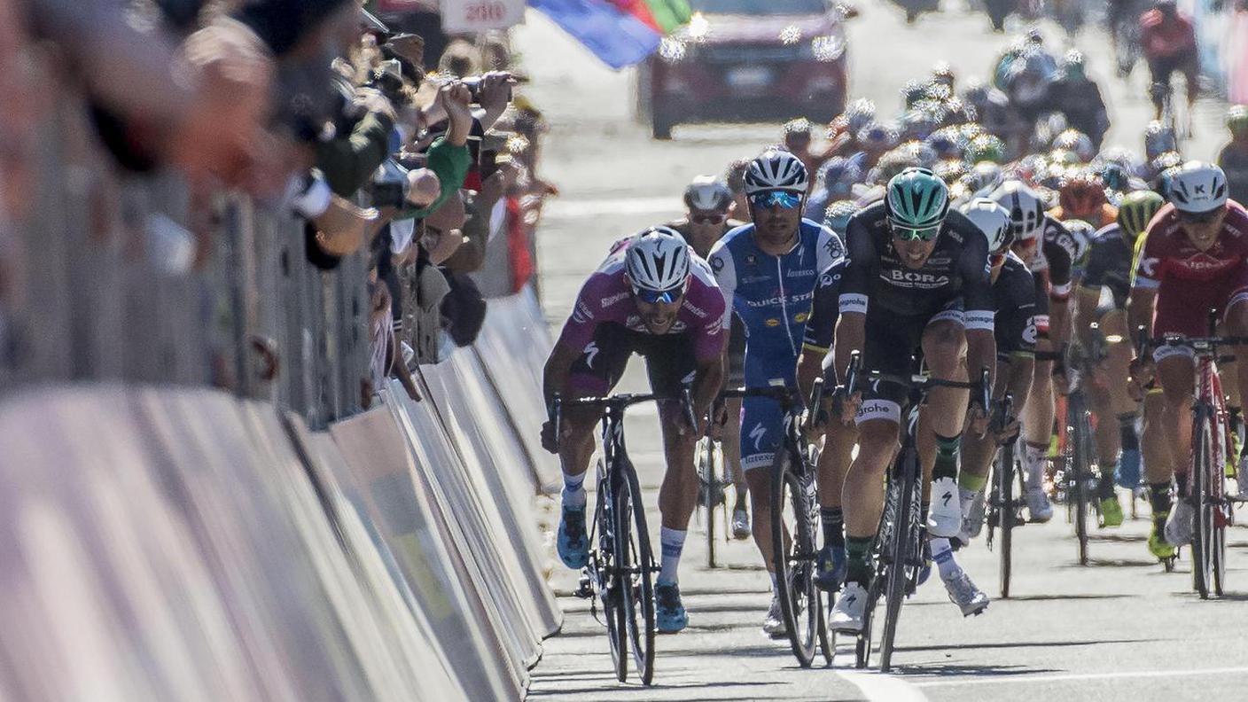 Fernando Gaviria nella volata che ha deciso la 13a tappa