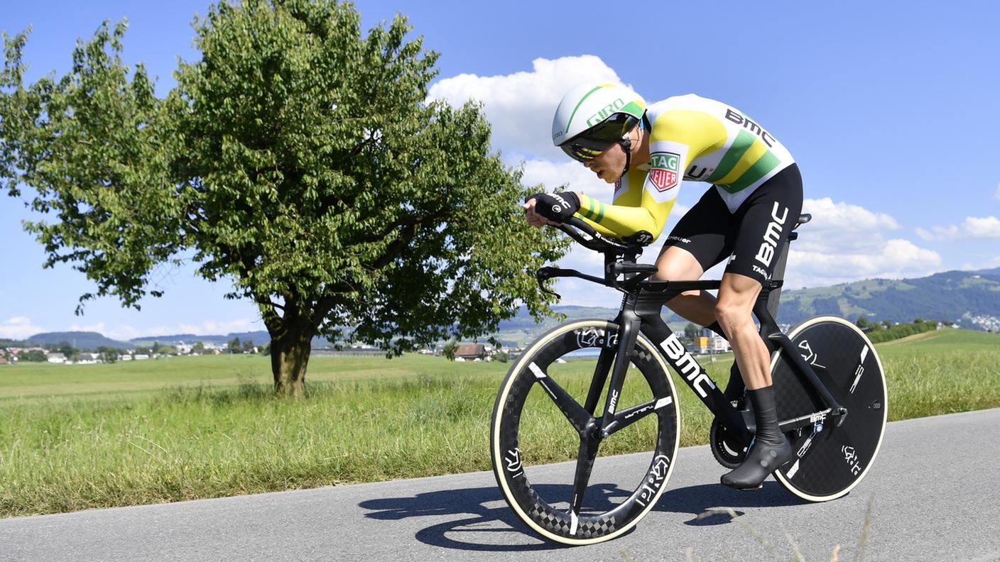 L'australiano della BMC primo leader della corsa