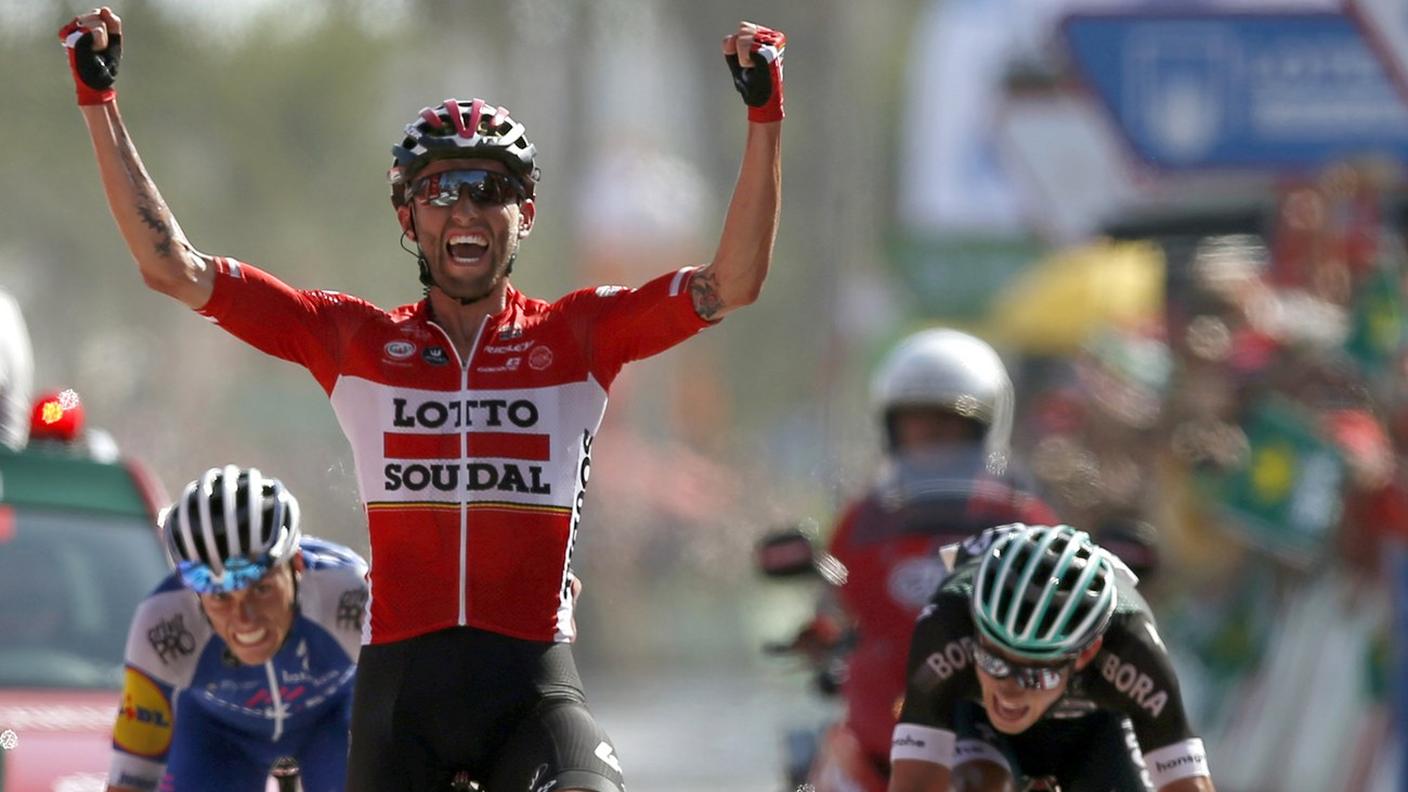 Il corridore della Lotto Soudal festeggia sulla linea del traguardo