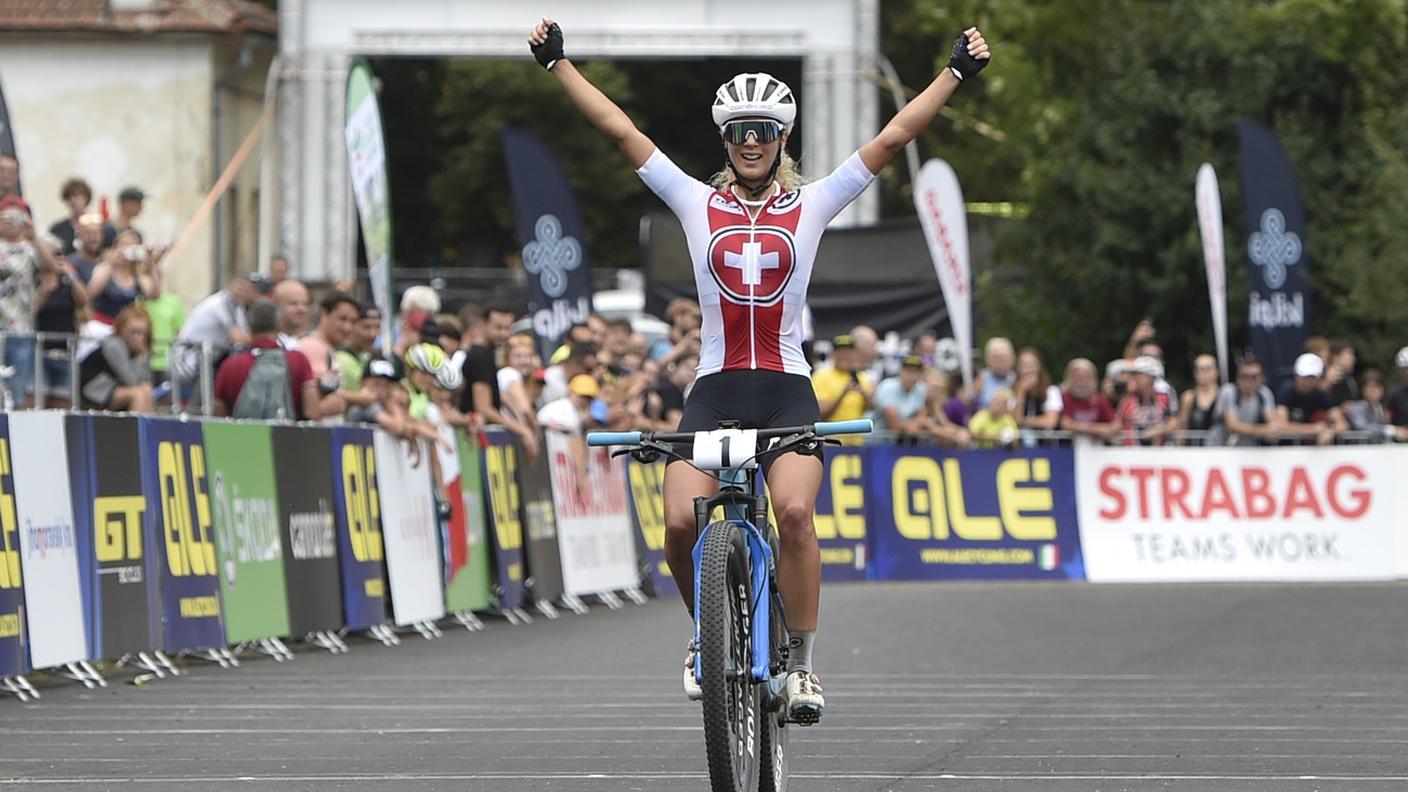 La rossocrociata a braccia alzate