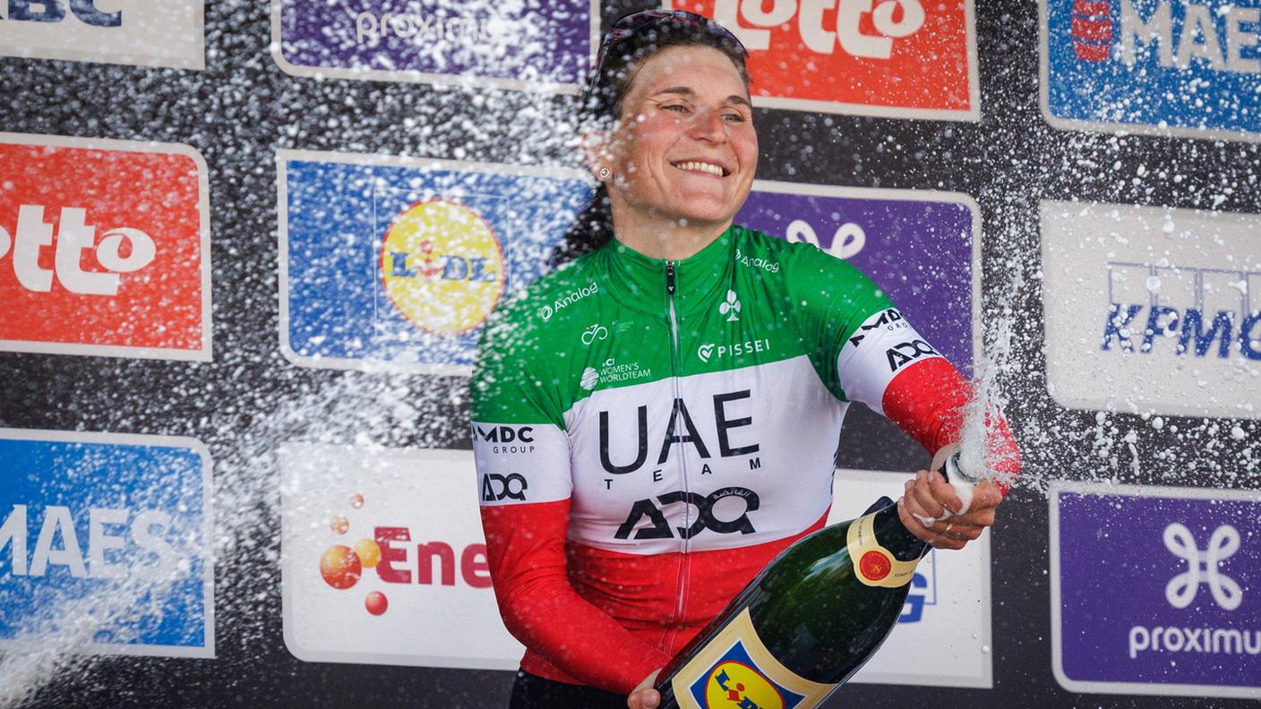 Festeggia la vincitrice