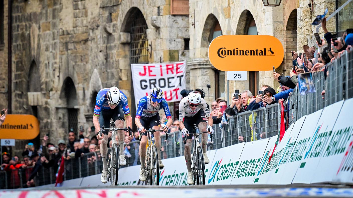 Lo sprint vincente dell'olandese a San Gimignano