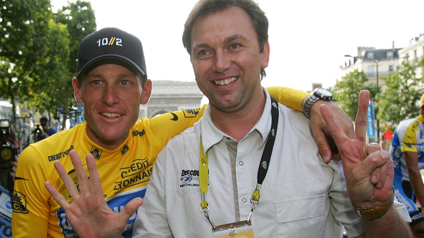L'americano abbraccia Johan Bruyneel dopo il settimo Tour vinto