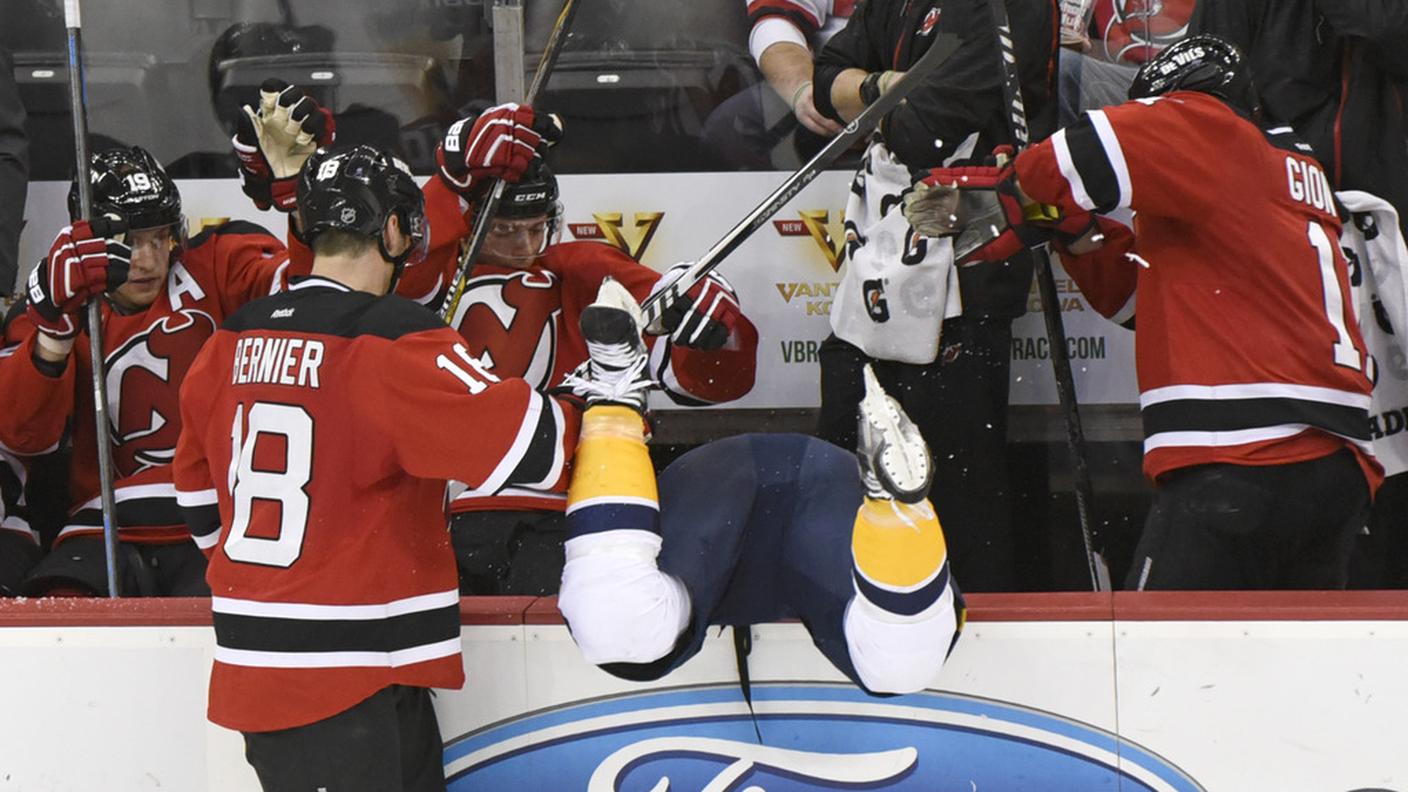 Matt Cullen (Predators) finisce a gambe all'aria 