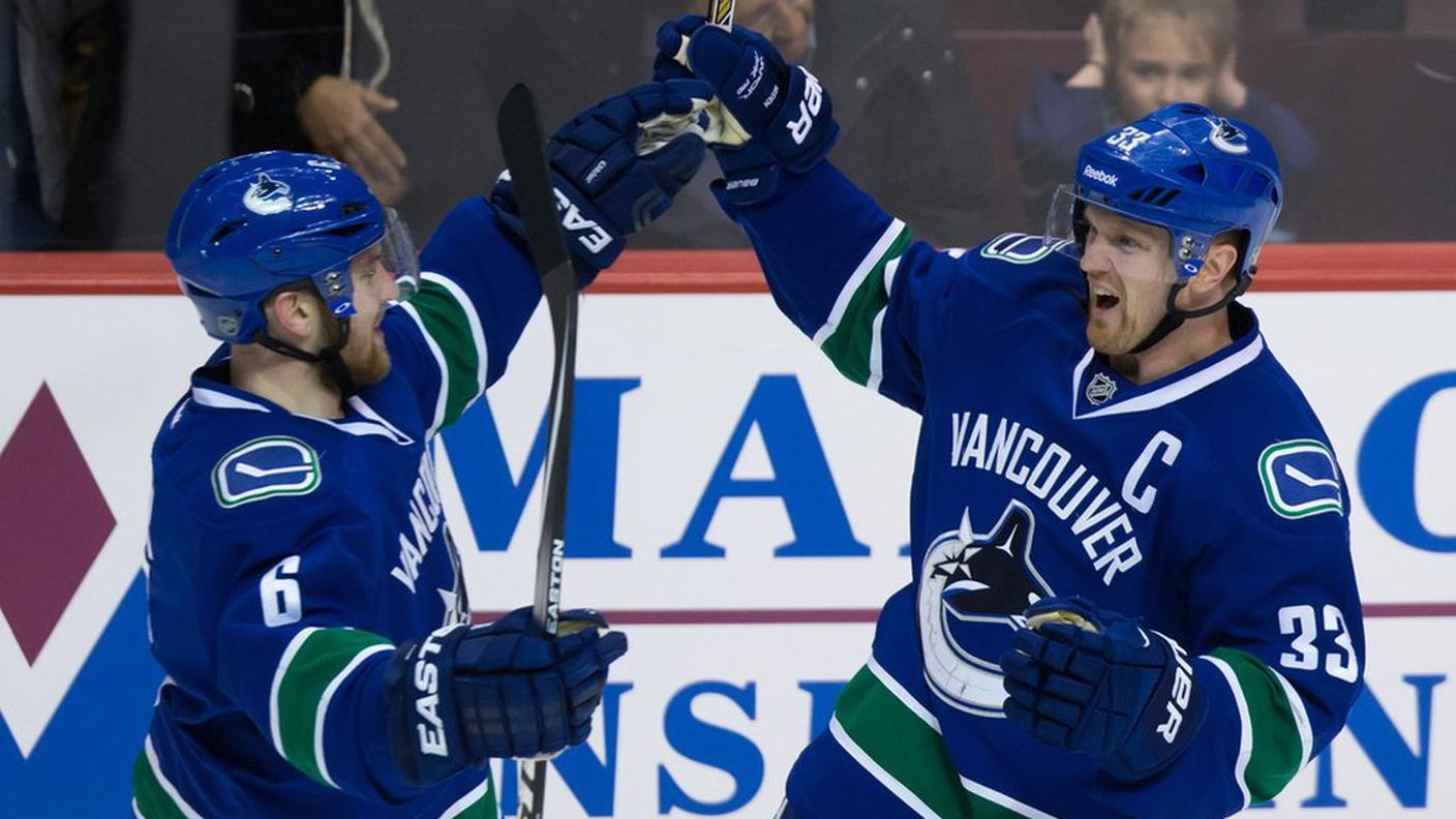 Il difensore elvetico di Vancouver festeggia con il capitano Sedin