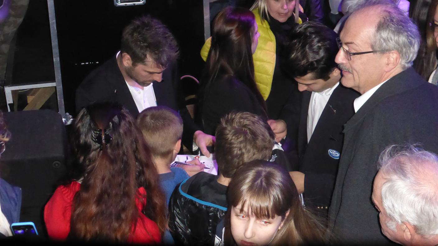 Si firmano autografi