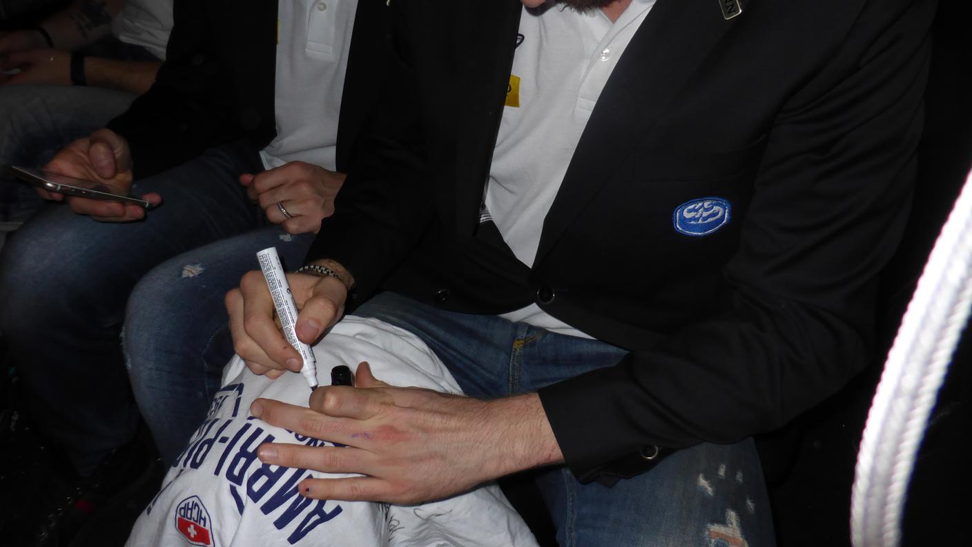 Si firmano ancora autografi