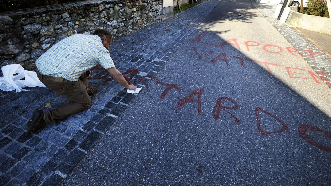 Un dipendente del Comune di Sementina tenta di cancellare le scritte