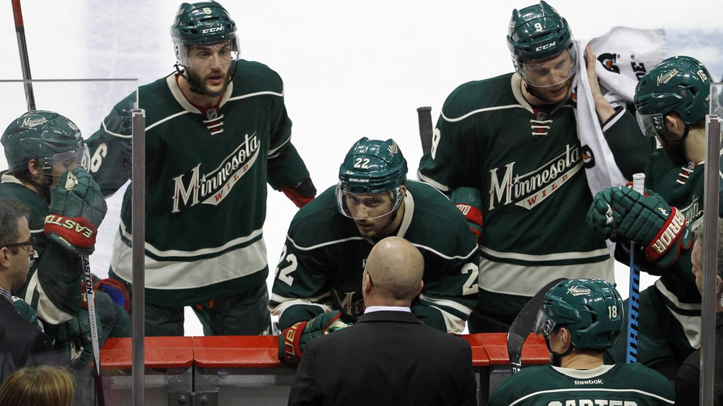 Il numero 22 ascolta l'head coach Mike Yeo durante il 3o tempo