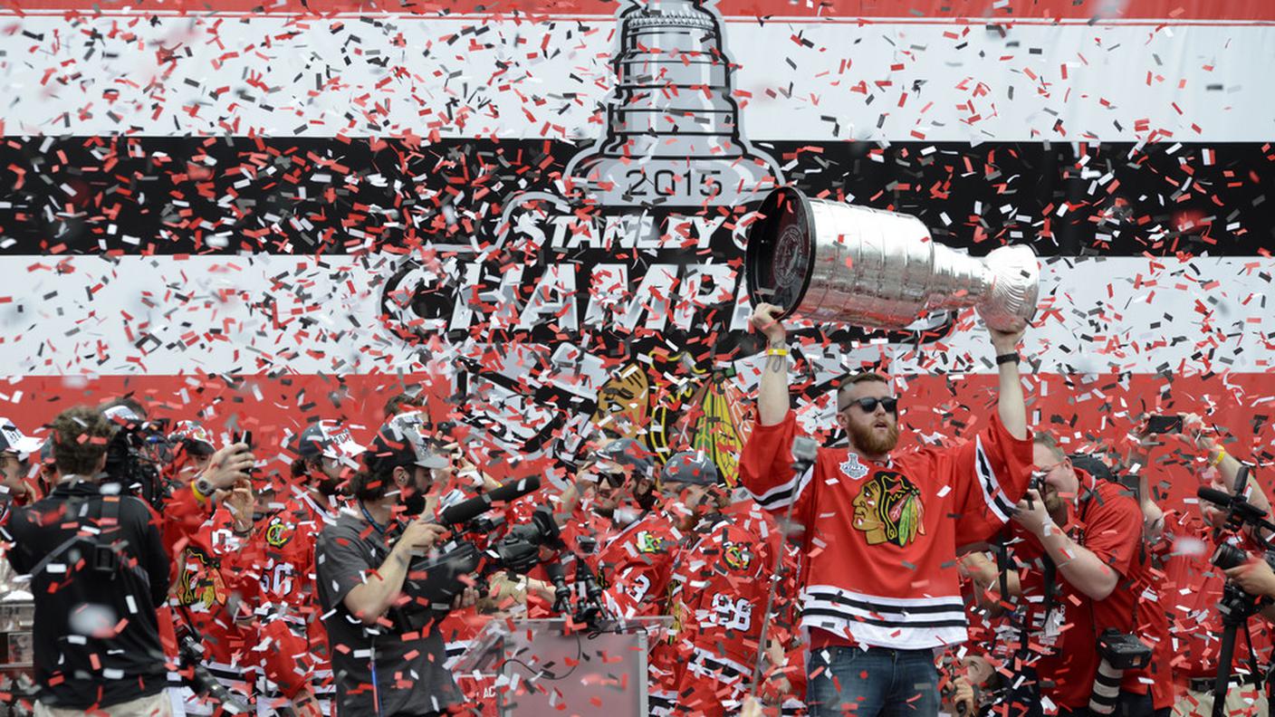 Scott Darling mostra il trofeo