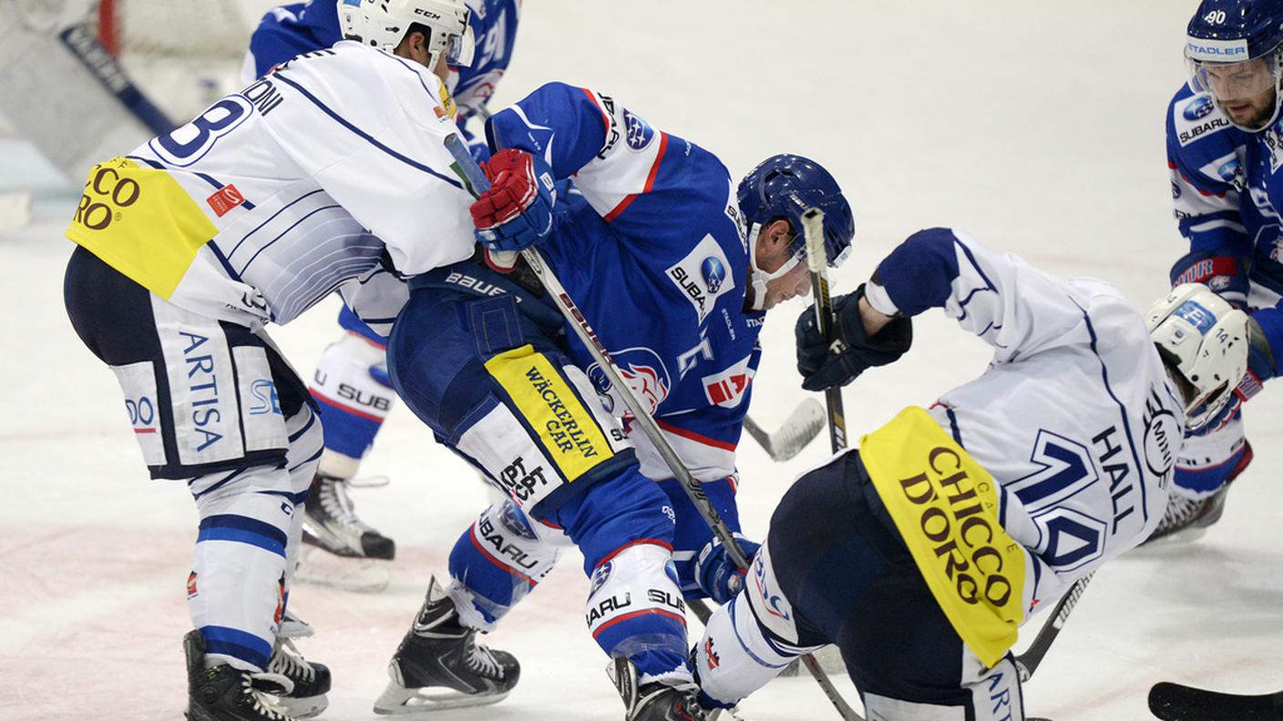 Pestoni e Hall a caccia del puck