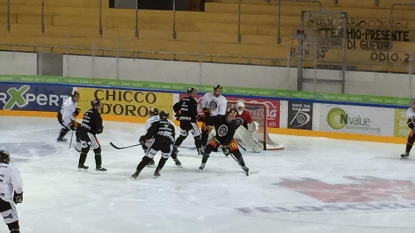 Traffico davanti alla gabbia