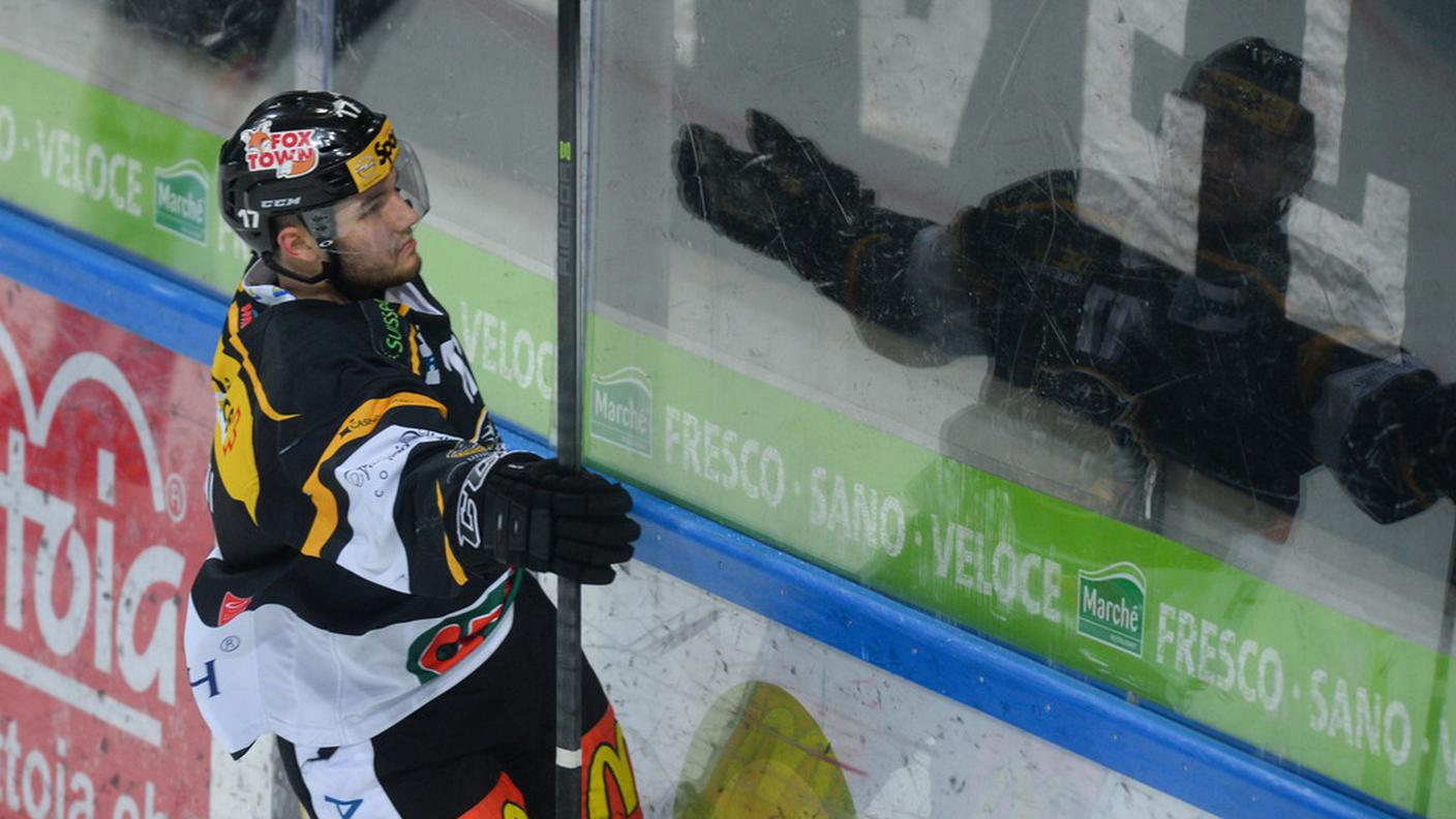 Luca Fazzini festeggia sotto la Curva Nord