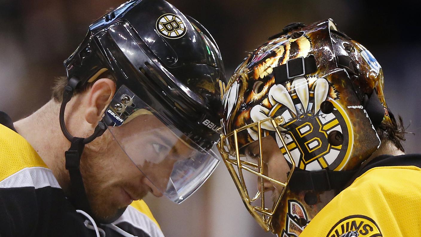 Hayes, autore del 2o gol, col portiere dei Bruins