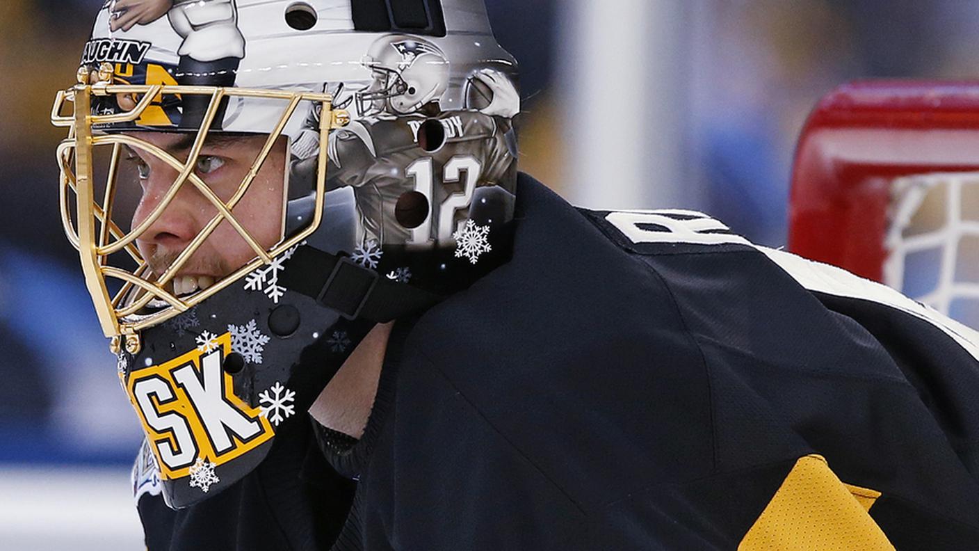 Rask con l'effige di Tom Brady sul casco