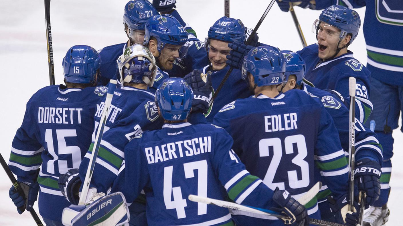I Canucks festeggiano la rete decisiva