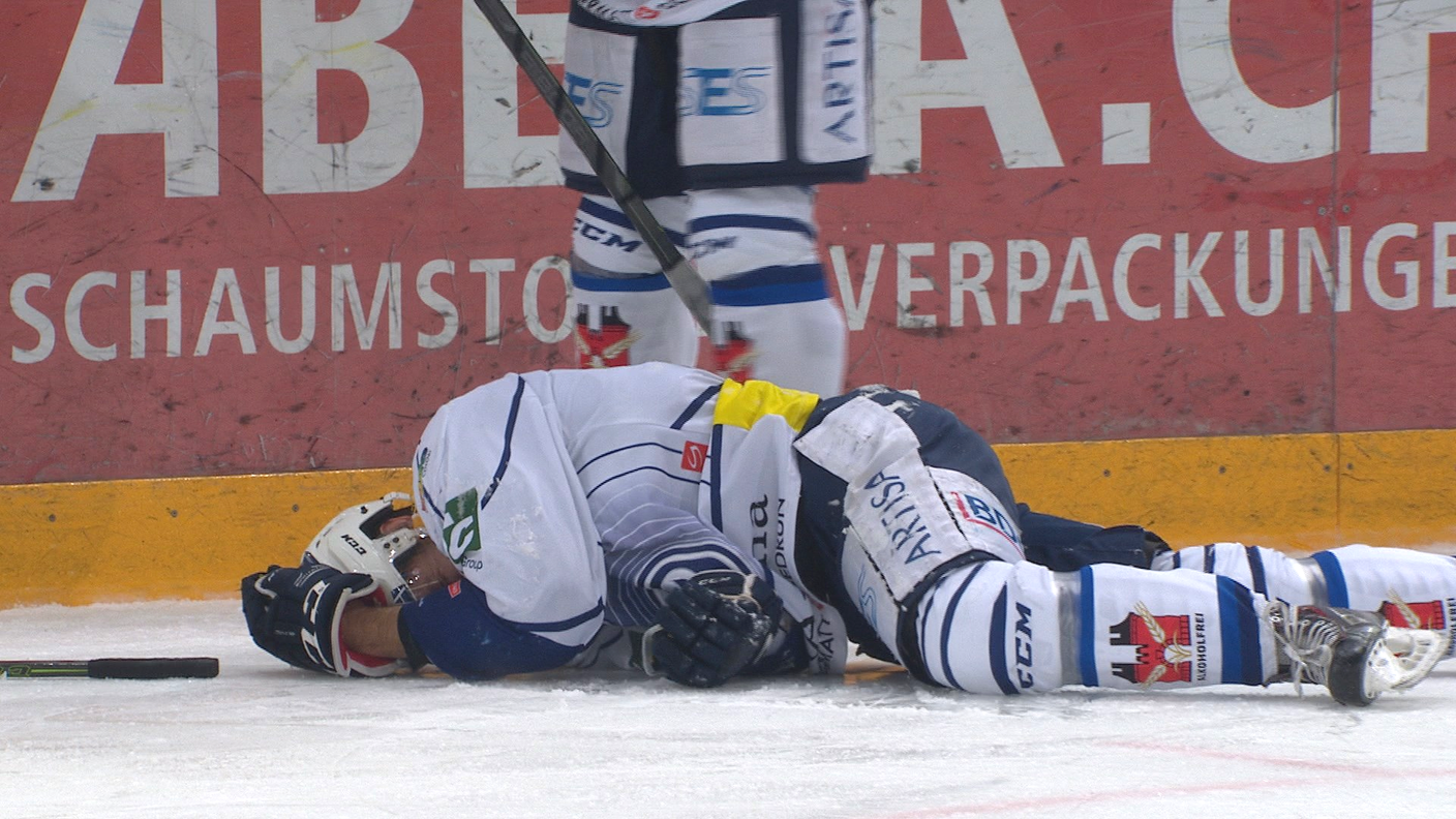 Il giocatore dell'Ambrì a terra dopo il fallo