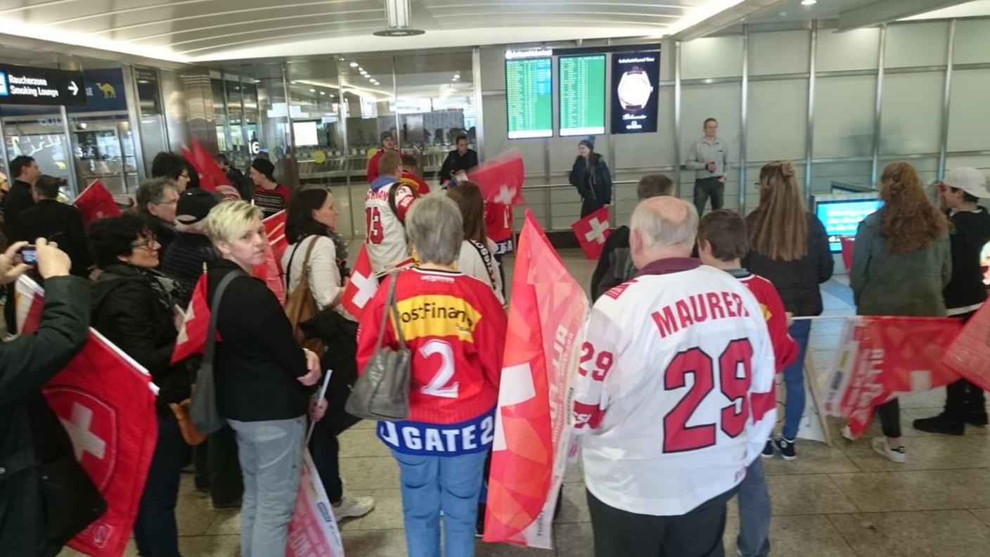 Numerose le persone accorse all'aeroporto zurighese