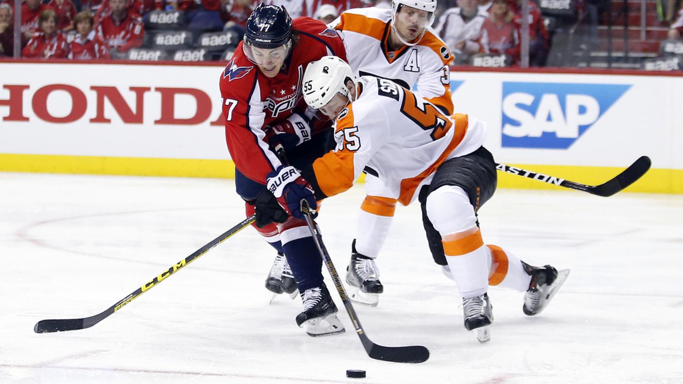 Oshie opposto a Schultz mentre Streit osserva la scena