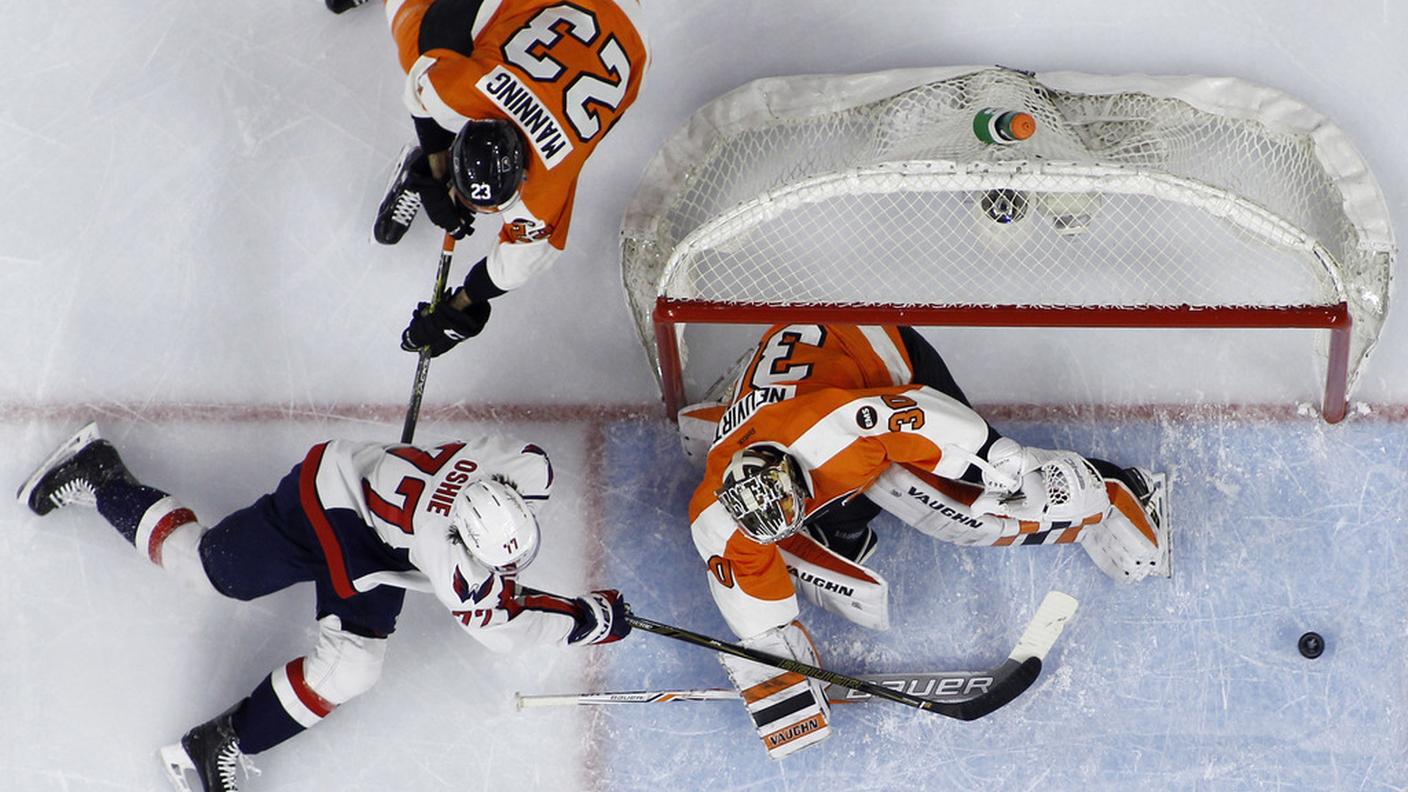 Il portiere dei Flyers Neuvirth, prima stella del match
