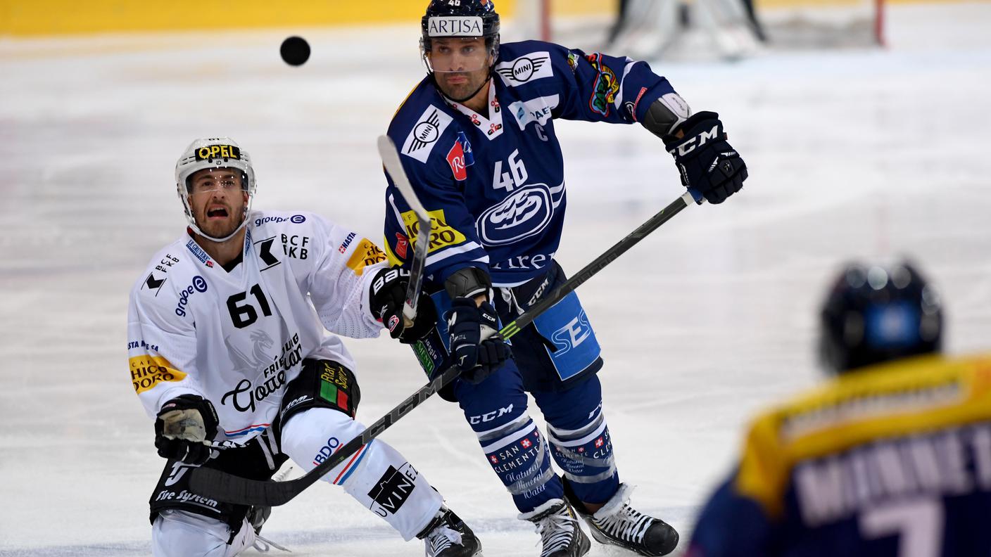 Paolo Duca contende il puck a Lorenz Kienzle