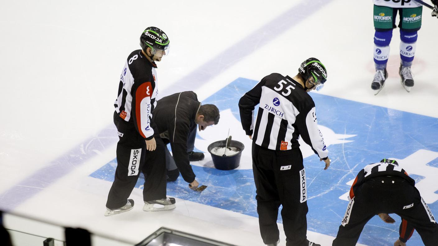 Gli addetti alla Patinoire de Mélèzes al lavoro