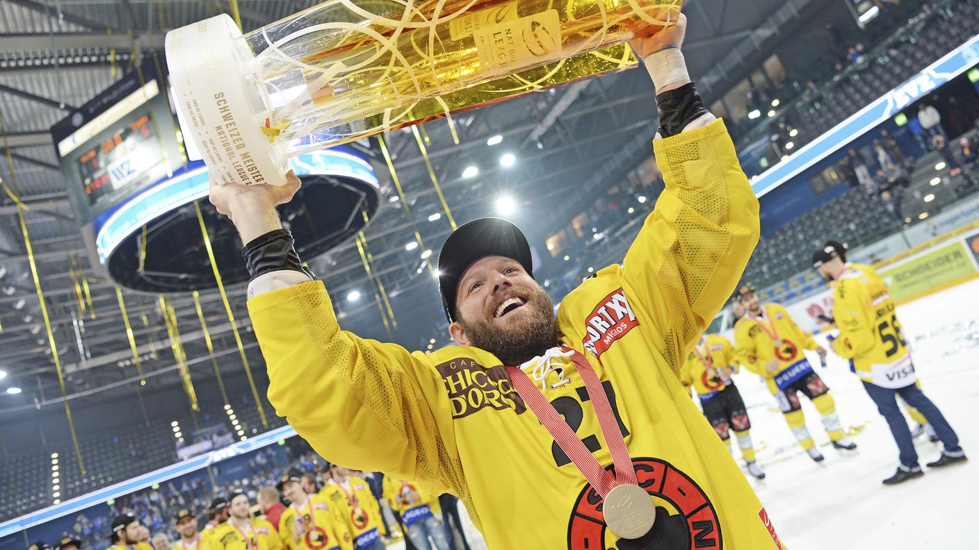 Aaron Gagnon solleva il trofeo di campioni svizzeri vinto poche settimane fa con gli Orsi