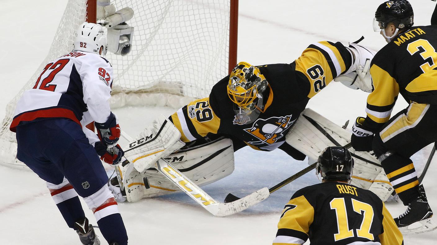 La prima stella del match blocca un tiro di Evgeny Kuznetsov