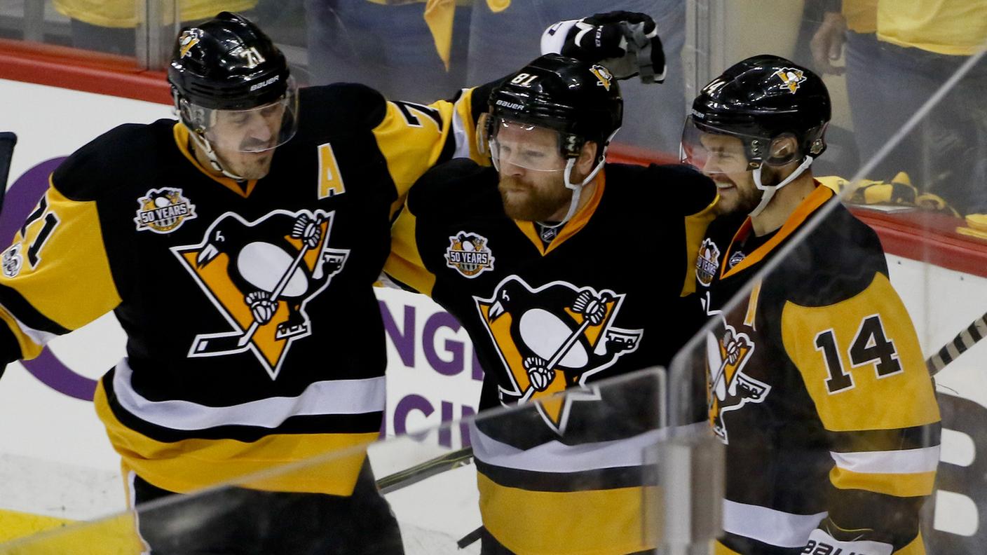 Il man of the match congratulato da Evgeni Malkin (a sinistra) e da Chris Kunitz