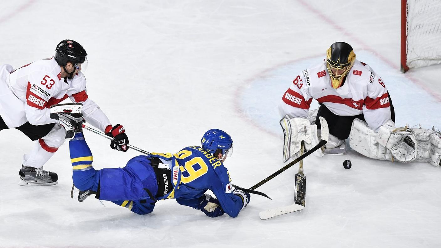 Nylander infila Genoni in acrobazia