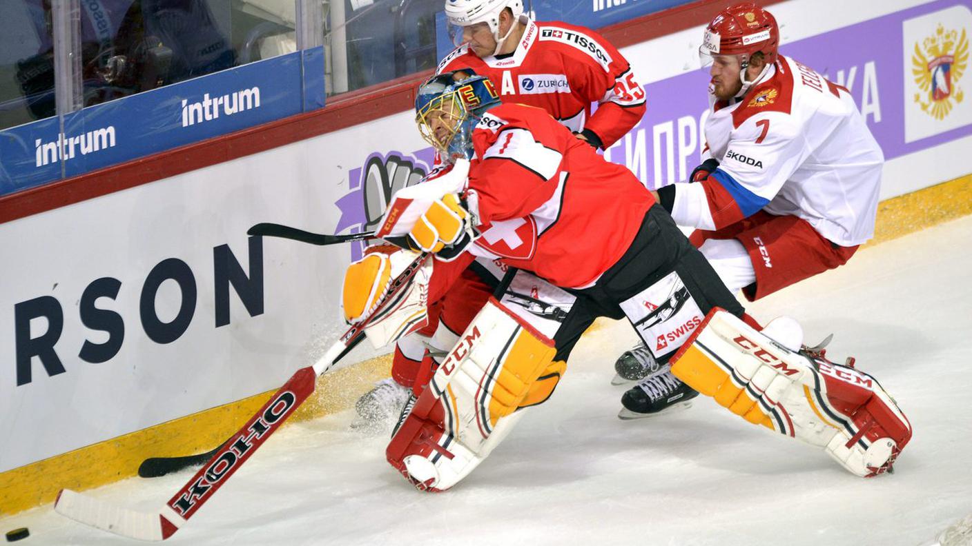 Hiller impegnato dietro la sua gabbia