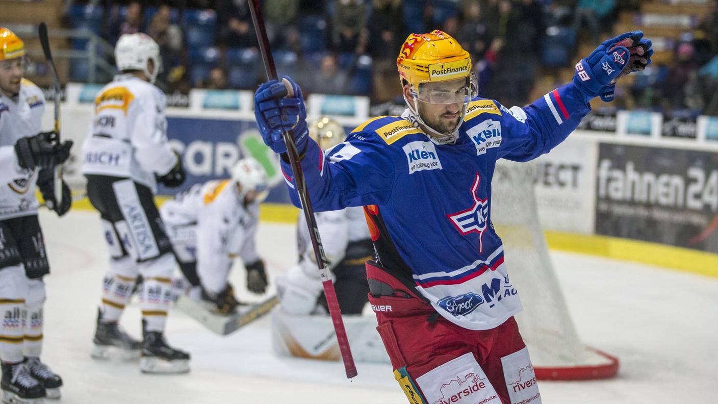 Il topscorer Praplan esulta dopo il 5-0