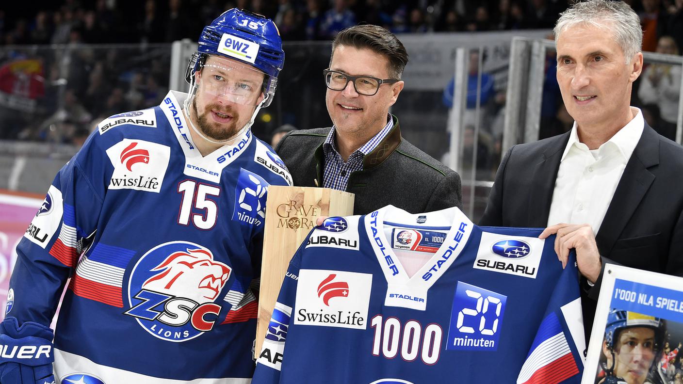 Il difensore premiato con una maglia commemorativa