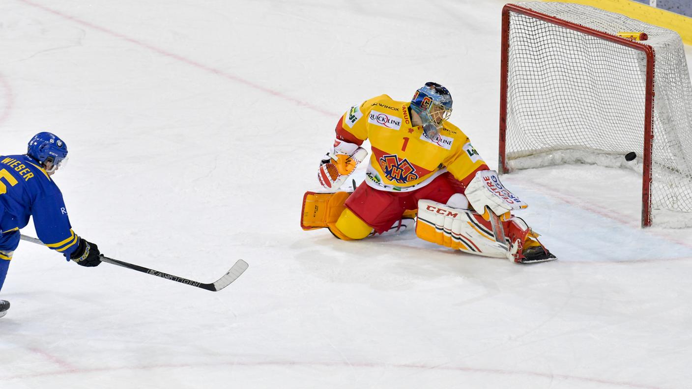 Hiller blocca Wieser