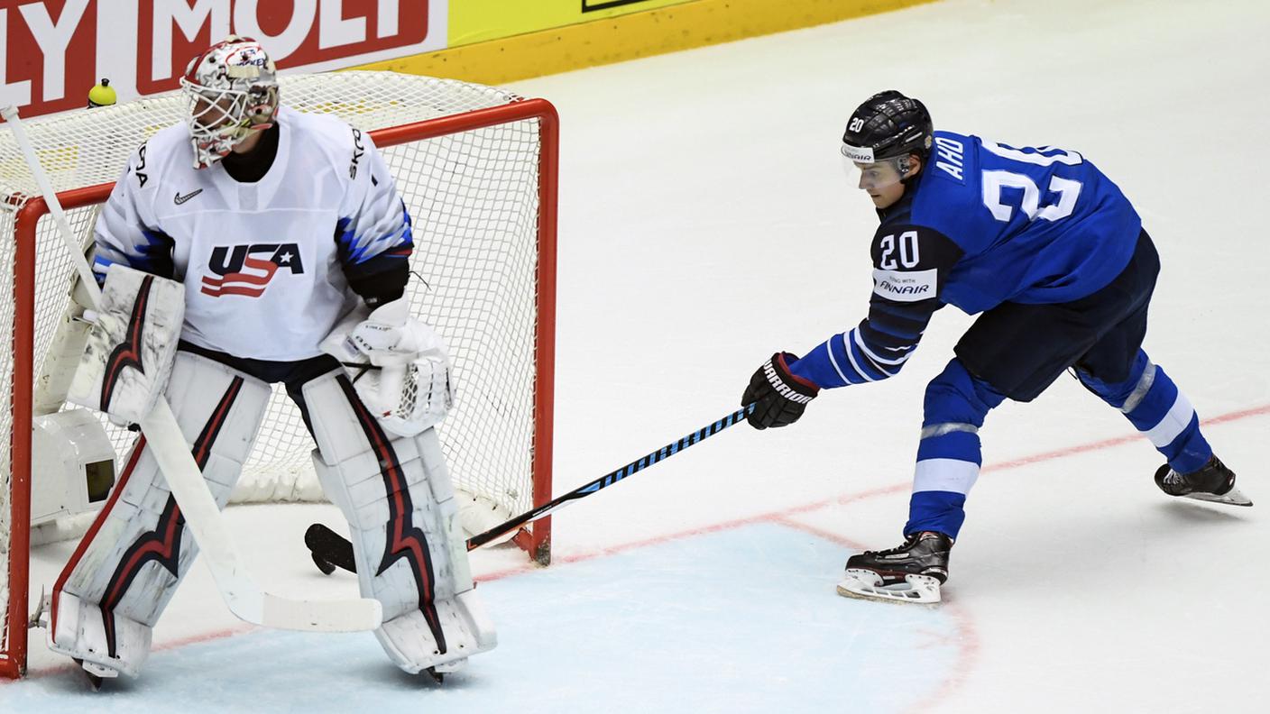Il curioso 2-0 di Aho, autore di una tripletta
