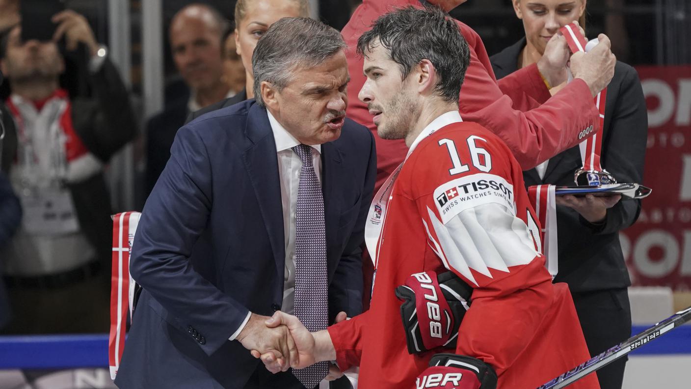 Il capitano con il presidente dell'IIHF Fasel